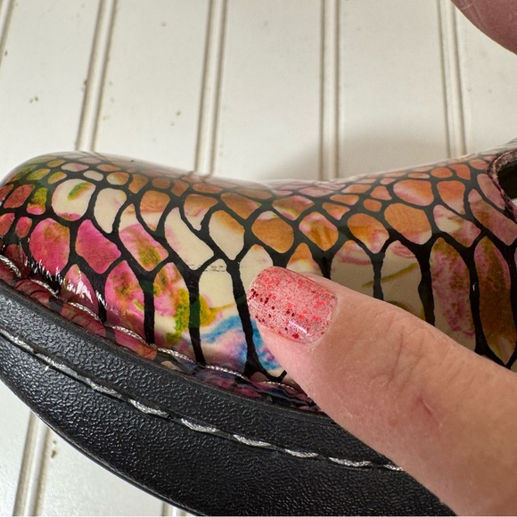 Alegria Classic Clogs EU 40 US 9.5 / 10 Rainbow Snake Patent Leather Print Shoes - Picture 11 of 15